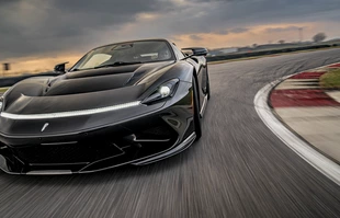 Pininfarina Battista na zdjęciach. Za  kierownicą sam Nick Heidfeld