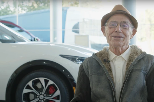 Ford Mustang Mach-E. Nigdy nie jest za późno, nawet jak się ma 87 lat