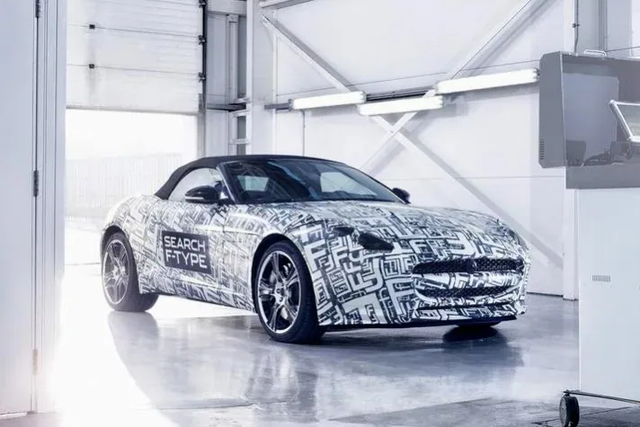 Jaguar F-type w kamuflażu