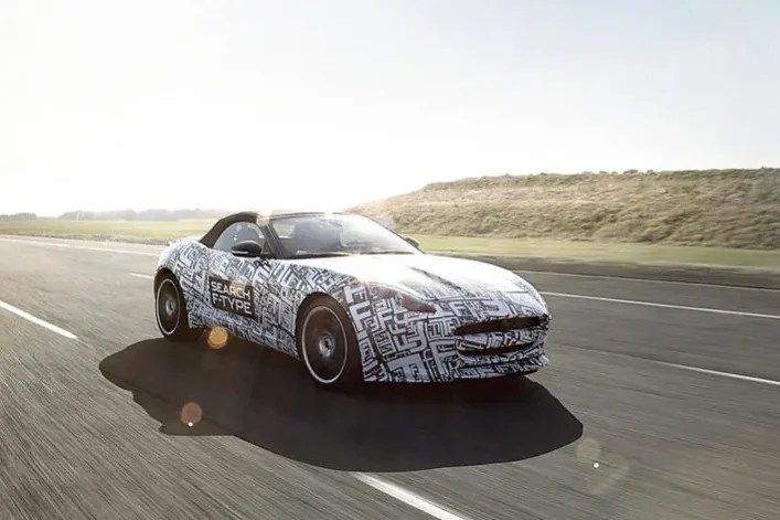 Jaguar F-type w kamuflażu