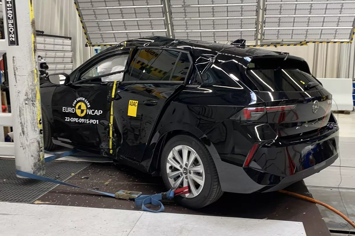 Nowe testy Euro NCAP. Wpadki Opla Astry i Peugeota 308