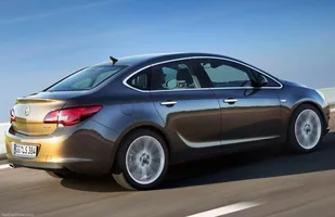 Nowy Opel Astra Sedan. Debiut w Moskwie! — zdjęcie 1