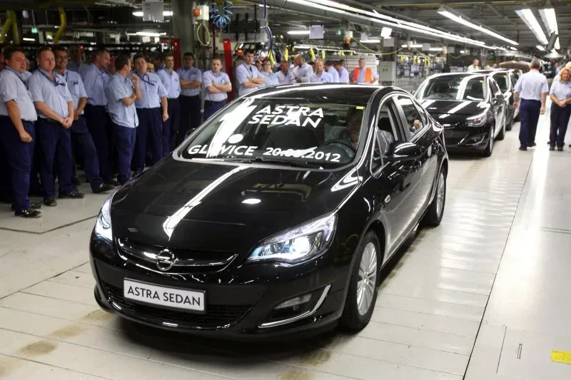 Pierwszy egzemplarz Opla Astry sedan