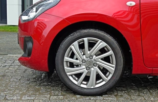 Suzuki Swift Hybrid CVT. Mały i hybrydowy