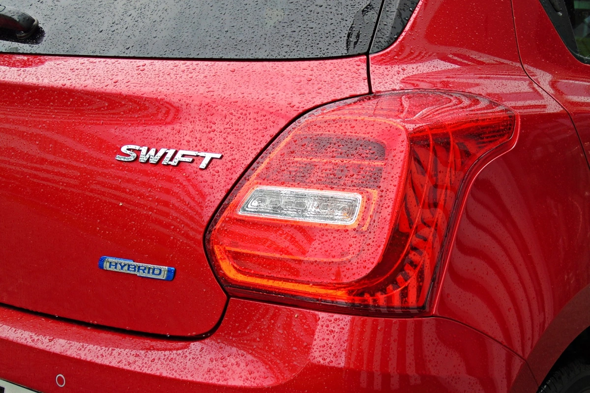 Suzuki Swift Hybrid CVT. Mały i hybrydowy