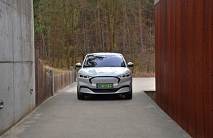 Ford Mustang Mach-E - test specjalnej wersji Frost White