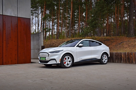 Ford Mustang Mach-E - test specjalnej wersji Frost White