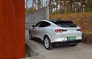 Ford Mustang Mach-E - test specjalnej wersji Frost White