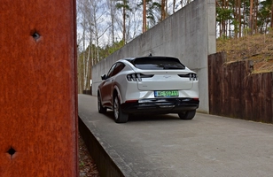 Ford Mustang Mach-E - test specjalnej wersji Frost White