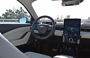 Ford Mustang Mach-E - test specjalnej wersji Frost White