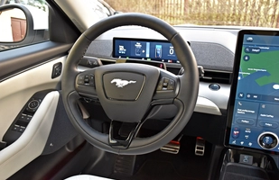 Ford Mustang Mach-E - test specjalnej wersji Frost White
