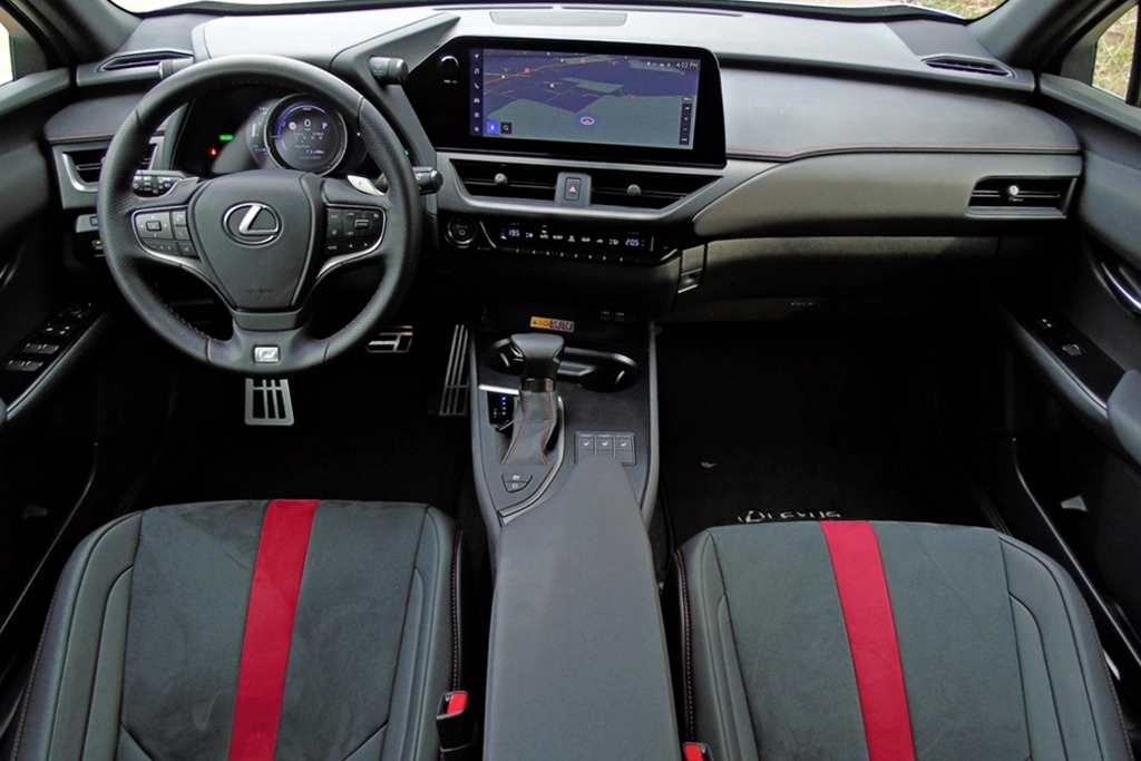 Test: Lexus UX 250h F Sport - istotny, choć prawie niezauważalny lifting