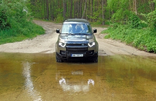 TEST: Nowy Land Rover Defender 130 D300 - ile cech poprzednika zachował?