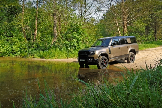 TEST: Nowy Land Rover Defender 130 D300 - ile cech poprzednika zachował?