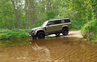 TEST: Nowy Land Rover Defender 130 D300 - ile cech poprzednika zachował?