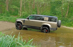 TEST: Nowy Land Rover Defender 130 D300 - ile cech poprzednika zachował?