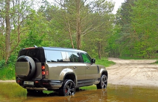 TEST: Nowy Land Rover Defender 130 D300 - ile cech poprzednika zachował?