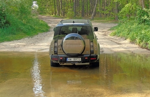 TEST: Nowy Land Rover Defender 130 D300 - ile cech poprzednika zachował?