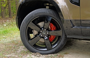 TEST: Nowy Land Rover Defender 130 D300 - ile cech poprzednika zachował?