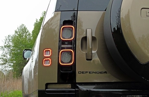 TEST: Nowy Land Rover Defender 130 D300 - ile cech poprzednika zachował?