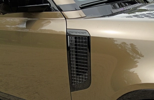 TEST: Nowy Land Rover Defender 130 D300 - ile cech poprzednika zachował?