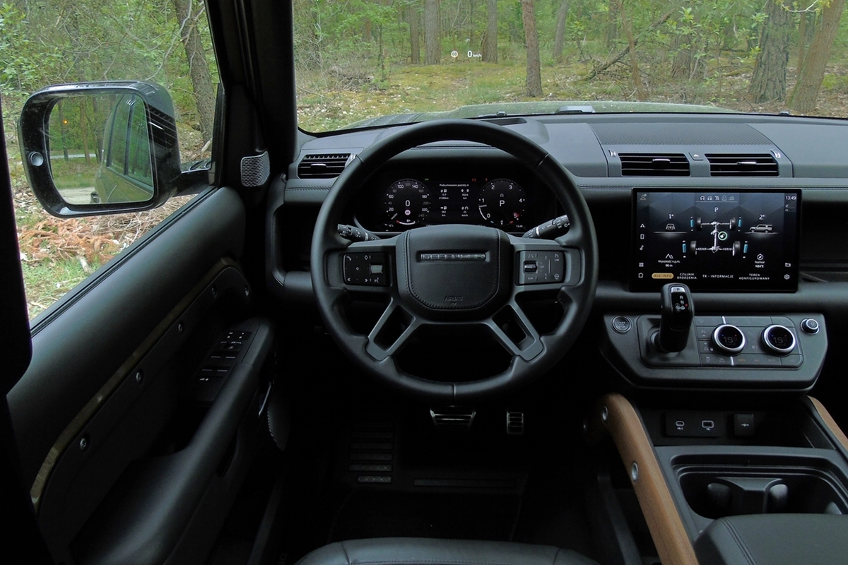 TEST: Nowy Land Rover Defender 130 D300 - ile cech poprzednika zachował?