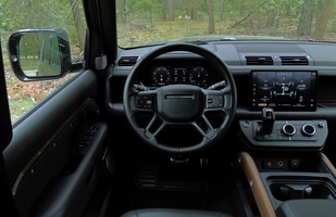TEST: Nowy Land Rover Defender 130 D300 - ile cech poprzednika zachował?