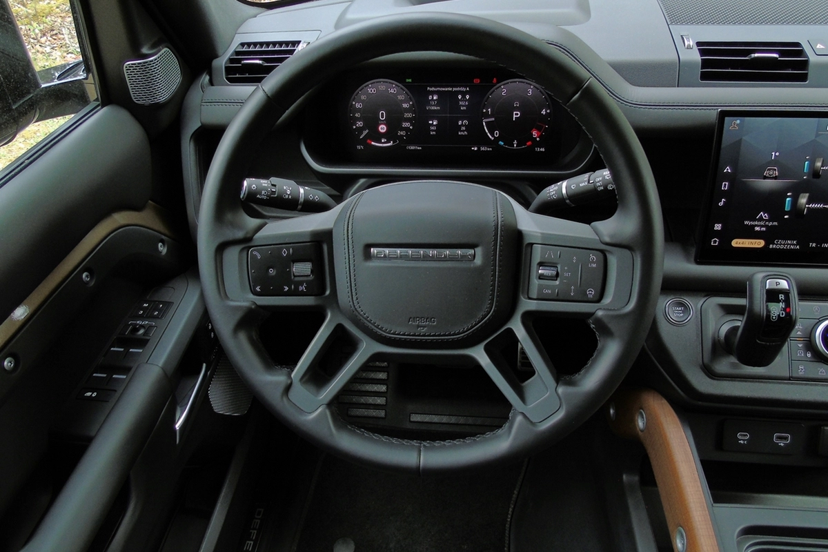 TEST: Nowy Land Rover Defender 130 D300 - ile cech poprzednika zachował?