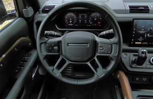 TEST: Nowy Land Rover Defender 130 D300 - ile cech poprzednika zachował?