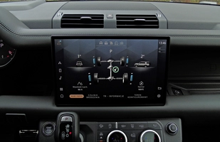 TEST: Nowy Land Rover Defender 130 D300 - ile cech poprzednika zachował?