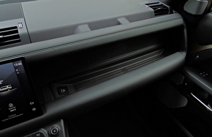 TEST: Nowy Land Rover Defender 130 D300 - ile cech poprzednika zachował?