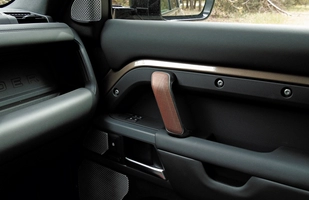 TEST: Nowy Land Rover Defender 130 D300 - ile cech poprzednika zachował?