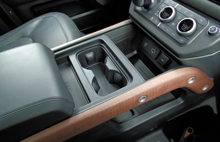 TEST: Nowy Land Rover Defender 130 D300 - ile cech poprzednika zachował?