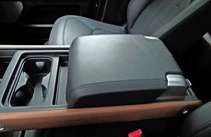 TEST: Nowy Land Rover Defender 130 D300 - ile cech poprzednika zachował?