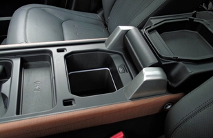 TEST: Nowy Land Rover Defender 130 D300 - ile cech poprzednika zachował?