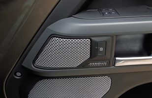 TEST: Nowy Land Rover Defender 130 D300 - ile cech poprzednika zachował?