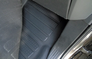 TEST: Nowy Land Rover Defender 130 D300 - ile cech poprzednika zachował?