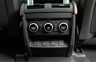 TEST: Nowy Land Rover Defender 130 D300 - ile cech poprzednika zachował?