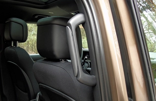 TEST: Nowy Land Rover Defender 130 D300 - ile cech poprzednika zachował?