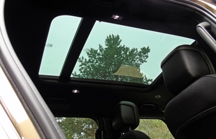 TEST: Nowy Land Rover Defender 130 D300 - ile cech poprzednika zachował?