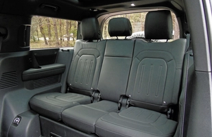 TEST: Nowy Land Rover Defender 130 D300 - ile cech poprzednika zachował?