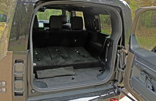 TEST: Nowy Land Rover Defender 130 D300 - ile cech poprzednika zachował?