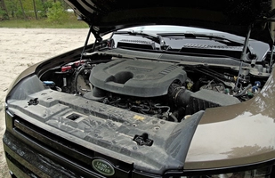 TEST: Nowy Land Rover Defender 130 D300 - ile cech poprzednika zachował?