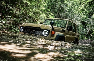 Toyota Land Cruiser 70 z ramą i dieslem