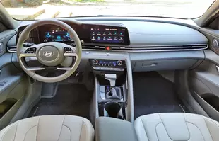 Hyundai Elantra 2024 Executive CVT – samochód bezkonkurencyjny?