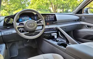 Hyundai Elantra 2024 Executive CVT – samochód bezkonkurencyjny?