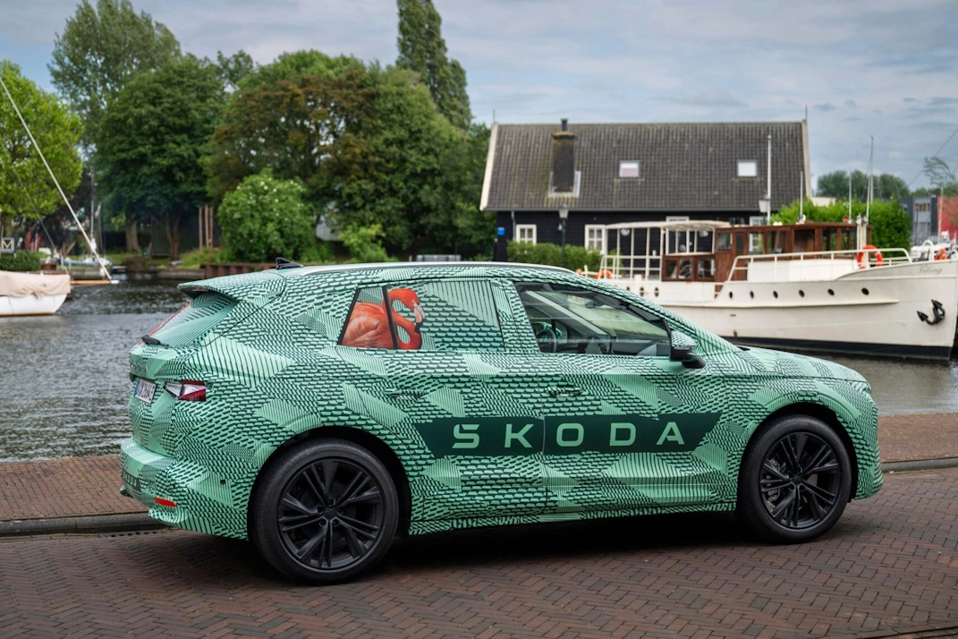 Skoda Elroq w kamuflażu