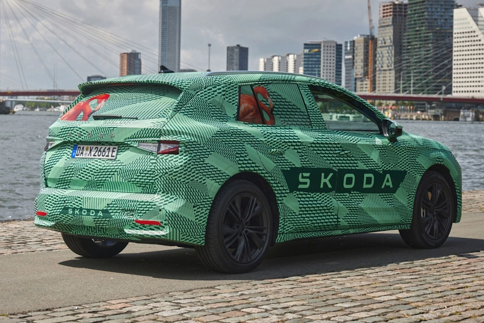 Skoda Elroq w kamuflażu