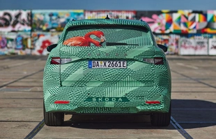 Skoda Elroq w kamuflażu