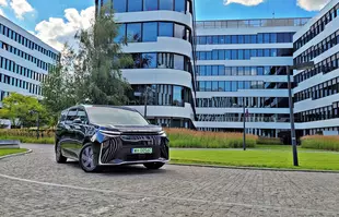 Maxus Mifa 9 - elektryczny super luksusowy van prosto z Chin